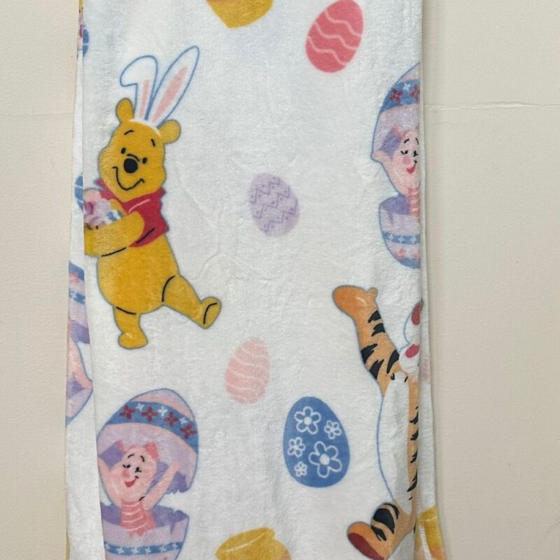 Cobija de Winnie the Pooh con tematica de pascua (1,52 m x 1,78 m )
